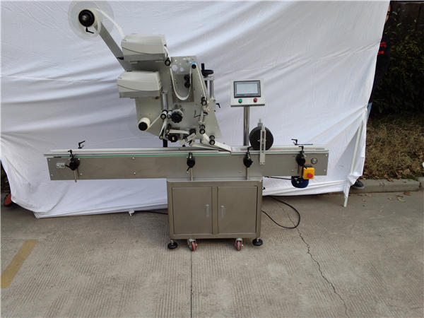 フラットボトル用自動ステッカー面ラベリングマシン 